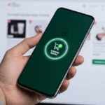 Pessoa segurando um celular Motorola com tela ligada