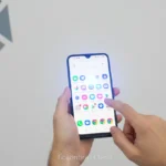 Pessoa usando smartphone Moto G06 12GB RAM Boost com tela brilhante