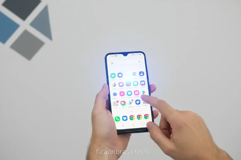 Pessoa usando smartphone Moto G06 12GB RAM Boost com tela brilhante