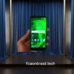 Pessoa usando Moto G06, desempenho no dia a dia