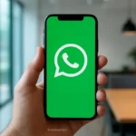 WhatsApp beta novidades com smartphone em destaque.