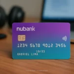 Cartão Nubank Croma sobre uma mesa com produtos tecnológicos.